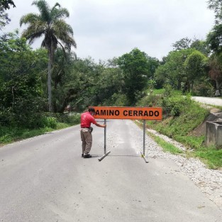 Entre otras actividades, PC Teocelo  atiende reportes para liberar la vialidad en la Carretera a Baxtla además de informar y auxiliar a los automovilistas que transitan por la carretera Teocelo –Texín por el cierre de dicha vialidad.