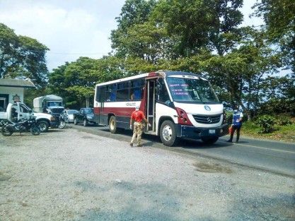 Entre otras actividades, PC Teocelo  atiende reportes para liberar la vialidad en la Carretera a Baxtla además de informar y auxiliar a los automovilistas que transitan por la carretera Teocelo –Texín por el cierre de dicha vialidad.