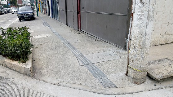 Las guías táctiles en las banquetas están pensadas para ayudar a las personas ciegas o de baja visión, pero en la calle Allende de la ciudad de Xalapa están tal mal planeadas y diseñadas que son obstruidas con postes, jardineras y hasta motos.