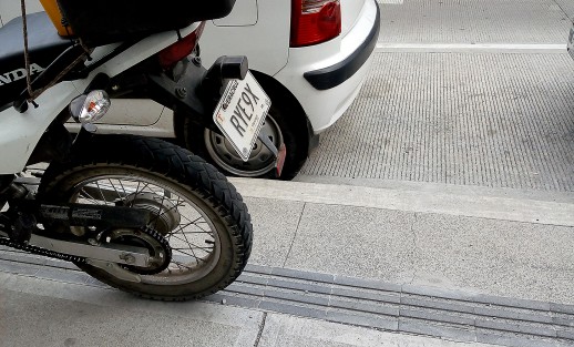 Esto le agrega un tache más a la remodelación de esta calle la cual además presenta inundaciones.