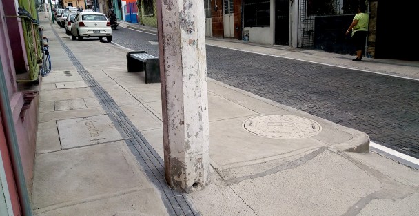 Aún está por verse que más deficiencias seguirán saliendo en esta calle, muy lamentable el trabajo que se realiza  por parte del alcalde Hipólito Rodriguez y su dirección de obras públicas.