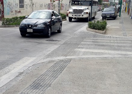 Aún está por verse que más deficiencias seguirán saliendo en esta calle, muy lamentable el trabajo que se realiza  por parte del alcalde Hipólito Rodriguez y su dirección de obras públicas.