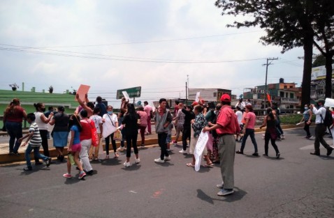 Vecinos de la colonia Porvenir se manifestaron y bloquearon por alrededor de 20 minutos los cuatro carriles de la carretera Xalapa-Banderilla exigiendo la ayuda alimentaria prometida por la administración del alcalde de Xalapa, Hipólito Rodríguez y que hasta hoy no les ha llegado.  
