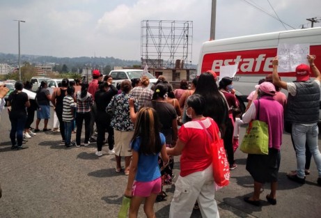 Vecinos de la colonia Porvenir se manifestaron y bloquearon por alrededor de 20 minutos los cuatro carriles de la carretera Xalapa-Banderilla exigiendo la ayuda alimentaria prometida por la administración del alcalde de Xalapa, Hipólito Rodríguez y que hasta hoy no les ha llegado.  
