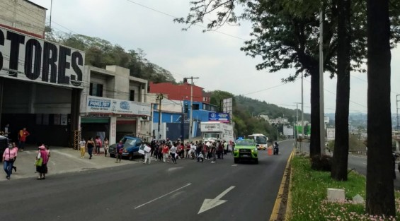 Vecinos de la colonia Porvenir se manifestaron y bloquearon por alrededor de 20 minutos los cuatro carriles de la carretera Xalapa-Banderilla exigiendo la ayuda alimentaria prometida por la administración del alcalde de Xalapa, Hipólito Rodríguez y que hasta hoy no les ha llegado.  