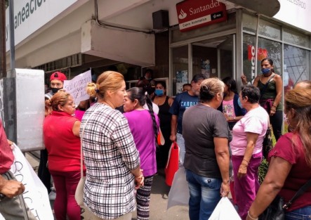 Piden el apoyo de gobernador Cuitláhuac García, ya que al no poder salir a trabajar se han quedado sin dinero y sin comida. Avisaron que mañana se manifestarán en Palacio municipal de Xalapa.
