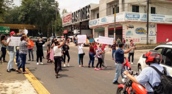 Piden el apoyo de gobernador Cuitláhuac García, ya que al no poder salir a trabajar se han quedado sin dinero y sin comida. Avisaron que mañana se manifestarán en Palacio municipal de Xalapa.
