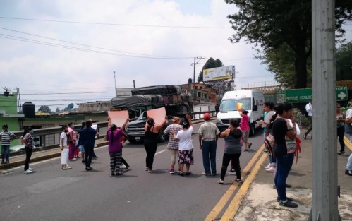 Piden el apoyo de gobernador Cuitláhuac García, ya que al no poder salir a trabajar se han quedado sin dinero y sin comida. Avisaron que mañana se manifestarán en Palacio municipal de Xalapa.
