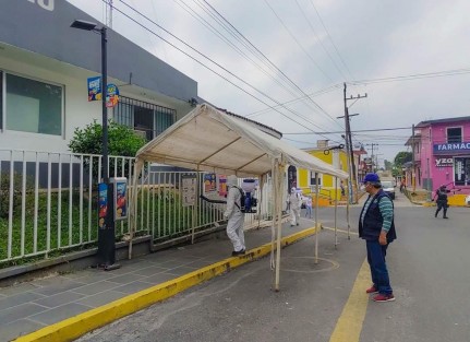 El H. Ayuntamiento de Teocelo que preside el Alcalde Mario  Antonio Chama Díaz, la Síndica Municipal, Zayra del Carmen Martínez Andrade y el Sistema Municipal DIF Teocelo  a cargo de Mara Chama Villa, refuerzan las medidas  de prevención en nuestro municipio, llevando a  cabo la sanitización del polígono principal del centro histórico que incluye calles de Covarrubias, Porfirio Díaz e Independencia en la parte centro y  Hospital de la Comunidad de Teocelo.