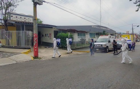 El H. Ayuntamiento de Teocelo que preside el Alcalde Mario  Antonio Chama Díaz, la Síndica Municipal, Zayra del Carmen Martínez Andrade y el Sistema Municipal DIF Teocelo  a cargo de Mara Chama Villa, refuerzan las medidas  de prevención en nuestro municipio, llevando a  cabo la sanitización del polígono principal del centro histórico que incluye calles de Covarrubias, Porfirio Díaz e Independencia en la parte centro y  Hospital de la Comunidad de Teocelo.