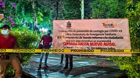 Con el objetivo de salvaguardar la salud e integridad de los teocelanos, y como medida de prevención estricta en la Fase 3 de la emergencia sanitaria por COVID-19,  en Teocelo, Ver., se acordonó el parque Revolución EN SU TOTALIDAD, ante la recurrente violación del acordonamiento y cintas que delimitan el acceso, por lo que  se conmina a la ciudadanía a respetar estas medidas y actuar de manera responsable ante esta disposición que tiene como fin evitar la aglomeración y congregación de personas en espacios públicos.  