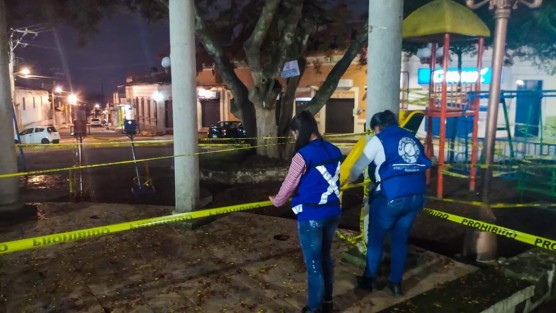 Con el objetivo de salvaguardar la salud e integridad de los teocelanos, y como medida de prevención estricta en la Fase 3 de la emergencia sanitaria por COVID-19,  en Teocelo, Ver., se acordonó el parque Revolución EN SU TOTALIDAD, ante la recurrente violación del acordonamiento y cintas que delimitan el acceso, por lo que  se conmina a la ciudadanía a respetar estas medidas y actuar de manera responsable ante esta disposición que tiene como fin evitar la aglomeración y congregación de personas en espacios públicos.  