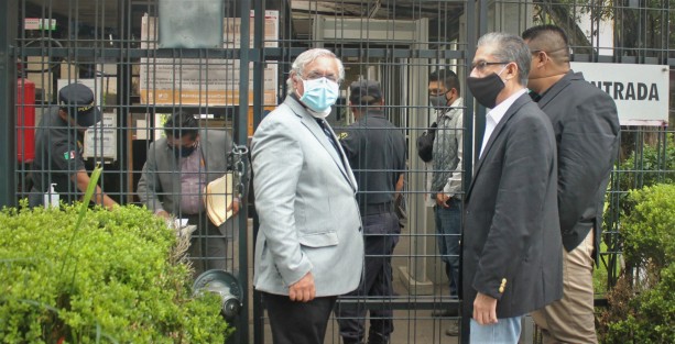 Acceso restringido al Palacio Legislativo al cual sólo se permite acceso a quienes acuden a entregar documentación para alguna de las convocatorias emitidas, principalmente para la de Fiscal del Estado.