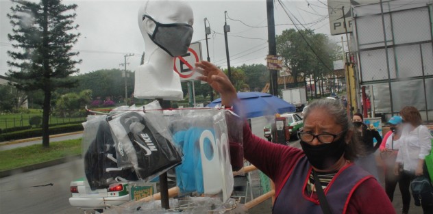 El comercio informal en la avenida Lázaro Cárdenas afectado por la cuarentena se ha visto en la necesidad de cambiar de mercancía por el de moda, los cubrebocas. También están a la espera de que el Gobierno los rescate.  