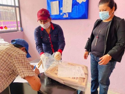 Se realizó en Teocelo, Ver. la entrega de cuadernos de las materias de español y matemáticas a los agentes municipales para ser entregados en el domicilio de cada alumno y así evitemos salir de casa, siguiendo las medidas pertinentes ante el COVID - 19.   