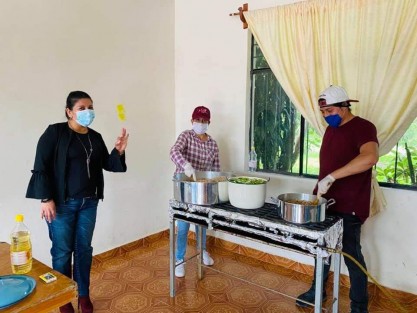Continúa trabajando la cocina comunitaria del DIF Teocelo, los días martes y jueves en horario de 3:00 a 5:00 pm.  El menú de hoy fue: lentejas, soya en salsa verde, arroz a la jardinera y agua de horchata; próxima entrega el día martes 12 de mayo únicamente deben levar su recipiente.  