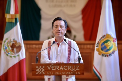 El gobernador Cuitláhuac García Jiménez anunció que este fin de semana habrá filtros sanitarios, cierre parcial de la zona Centro y revisión de los comercios, de manera que los que brindan servicios esenciales apliquen las medidas sanitarias correspondientes y permanezcan inactivos los que no desempeñan una actividad sustancial, a fin de evitar aglomeraciones y movilidad con motivo del Día de las Madres.  