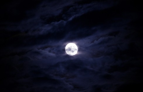 Imágenes de la superluna de mayo en Xalapa, la última del año, conocida también como la luna llena de las flores; se llama superluna al hecho que la luna llena coincida con el momento de máximo acercamiento a la Tierra (lo que se llama perigeo). Esto ocurre gracias a que la órbita lunar es elíptica y no circular. Cuando estamos ante una superluna la apreciamos algo más grande y brillante de lo normal.