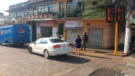 Como había anunciado el gobernador  de Veracruz, Cuitláhuac García, en los municipios donde sigue habiendo más contagios de coronavirus, como Xalapa, en calles del centro el tránsito de vehículos será restringido este fin de semana, como parte de las medidas para reducir la movilidad y aglomeración de personas. 
