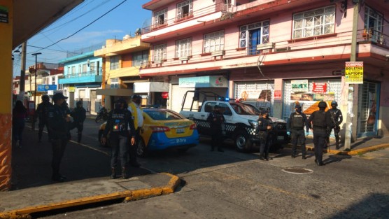 Personal de Transporte Público, Tránsito del Estado y Policía Estatal controlan el acceso a las personas que ahí habitano tienen necesidad de circular por la zona. 