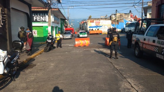 Personal de Transporte Público, Tránsito del Estado y Policía Estatal controlan el acceso a las personas que ahí habitano tienen necesidad de circular por la zona. 