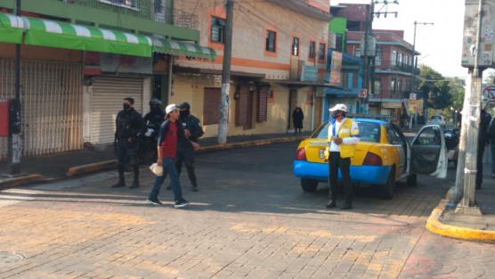 Personal de Transporte Público, Tránsito del Estado y Policía Estatal controlan el acceso a las personas que ahí habitano tienen necesidad de circular por la zona. 