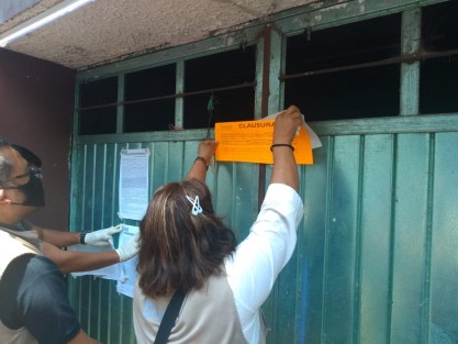 Empleados de la Dirección de Comercio clausuraron una de las florerías en la zona del mercado Alcalde y García, de la ciudad de Xalapa, por no seguir la disposición de las autoridades municipales que sólo permitía venta a domicilio.