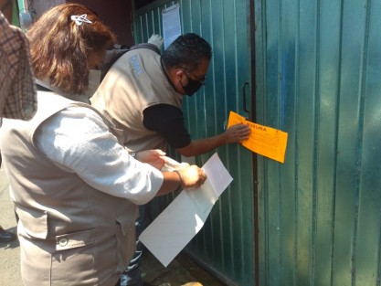Empleados de la Dirección de Comercio clausuraron una de las florerías en la zona del mercado Alcalde y García, de la ciudad de Xalapa, por no seguir la disposición de las autoridades municipales que sólo permitía venta a domicilio.