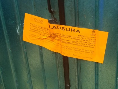Empleados de la Dirección de Comercio clausuraron una de las florerías en la zona del mercado Alcalde y García, de la ciudad de Xalapa, por no seguir la disposición de las autoridades municipales que sólo permitía venta a domicilio.