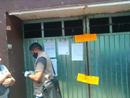 Empleados de la Dirección de Comercio clausuraron una de las florerías en la zona del mercado Alcalde y García, de la ciudad de Xalapa, por no seguir la disposición de las autoridades municipales que sólo permitía venta a domicilio.