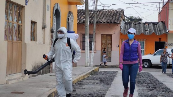 Continuando con las medidas de prevención el H. Ayuntamiento que preside Mario Chama Díaz, La Síndica Municipal Zayra del Carmen Martínez Andrade y la Presidenta del sistema Municipal DIF Teocelo Mara Chama Villa y su equipo, llevaron a cabo la entrega de gel antibacterial a los operadores  de taxis de esta la Cabecera Municipal además de  sanitizar  sus unidades. 