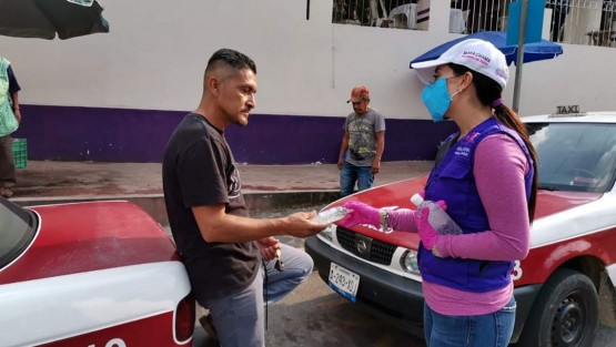Continuando con las medidas de prevención el H. Ayuntamiento que preside Mario Chama Díaz, La Síndica Municipal Zayra del Carmen Martínez Andrade y la Presidenta del sistema Municipal DIF Teocelo Mara Chama Villa y su equipo, llevaron a cabo la entrega de gel antibacterial a los operadores  de taxis de esta la Cabecera Municipal además de  sanitizar  sus unidades. 