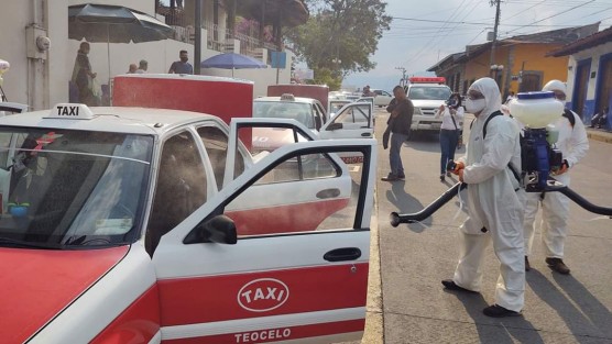 Continuando con las medidas de prevención el H. Ayuntamiento que preside Mario Chama Díaz, La Síndica Municipal Zayra del Carmen Martínez Andrade y la Presidenta del sistema Municipal DIF Teocelo Mara Chama Villa y su equipo, llevaron a cabo la entrega de gel antibacterial a los operadores  de taxis de esta la Cabecera Municipal además de  sanitizar  sus unidades. 