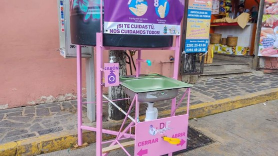 El H. Ayuntamiento de Teocelo y el Sistema Municipal DIF que preside Mara Chama Villa,  implementan alternativas de higiene y salud pública ante la pandemia por SARS-CoV-2 (COVID-19), al instalar un Lavamanos  Sin Contacto en el exterior del Mercado Municipal de Teocelo. 
