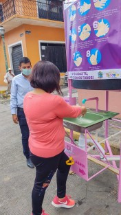 El H. Ayuntamiento de Teocelo y el Sistema Municipal DIF que preside Mara Chama Villa,  implementan alternativas de higiene y salud pública ante la pandemia por SARS-CoV-2 (COVID-19), al instalar un Lavamanos  Sin Contacto en el exterior del Mercado Municipal de Teocelo.