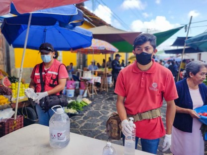 En la Cabecera Municipal se llevó a cabo el cerco sanitario en Tianguis y Mercado Municipal, en los cuales se reguló el acceso a una sola persona para compras y se implementaron medidas de prevención e higiene dotando de gel antibacterial a comerciantes y clientes. 