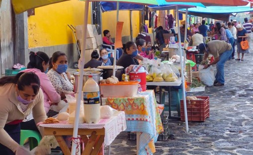 En la Cabecera Municipal se llevó a cabo el cerco sanitario en Tianguis y Mercado Municipal, en los cuales se reguló el acceso a una sola persona para compras y se implementaron medidas de prevención e higiene dotando de gel antibacterial a comerciantes y clientes. 