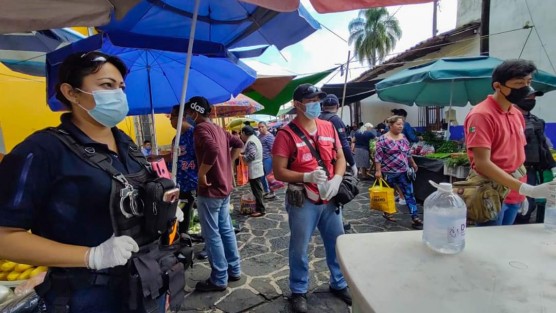 En la Cabecera Municipal se llevó a cabo el cerco sanitario en Tianguis y Mercado Municipal, en los cuales se reguló el acceso a una sola persona para compras y se implementaron medidas de prevención e higiene dotando de gel antibacterial a comerciantes y clientes. 