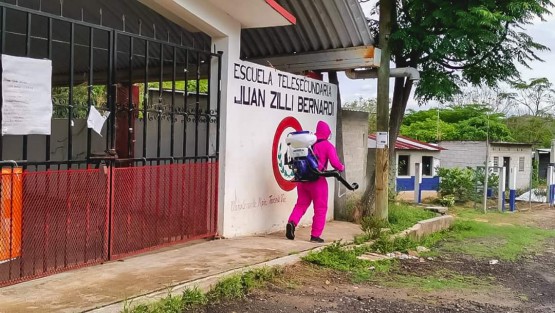 Con el valioso apoyo de Protección Civil Municipal y Protección Civil Regional, el H. Ayuntamiento de Teocelo y el DIF Municipal continúan implementando las Jornadas de Sanitización; este día en la Comunidad de Llano Grande.  