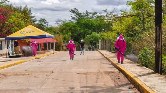 Con el valioso apoyo de Protección Civil Municipal y Protección Civil Regional, el H. Ayuntamiento de Teocelo y el DIF Municipal continúan implementando las Jornadas de Sanitización; este día en la Comunidad de Llano Grande.  