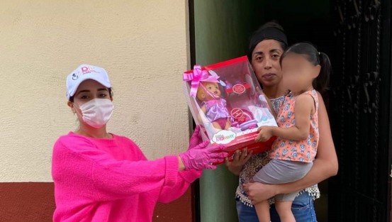 DIF Teocelo continúa con las entregas a ganadores de cuento, dibujo y fotografía del Día del niño <em>Cómo me cuido en esta cuarentena”</em>,y a las mamis participantes. Agradeciendo a los patrocinadores: Guadalupe y Noelia Villa por la donación de ropa de Fafalina Boutique, y a las más de 30 personas y los cupcakes por postres y pizzas <em>Mis delicias</em> de Teocelo.  