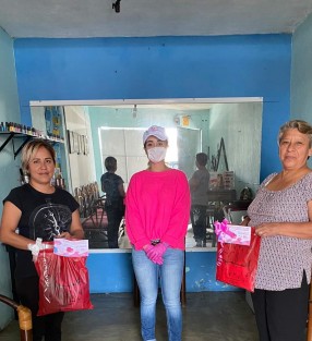 DIF Teocelo continúa con las entregas a ganadores de cuento, dibujo y fotografía del Día del niño <em>Cómo me cuido en esta cuarentena”</em>,y a las mamis participantes. Agradeciendo a los patrocinadores: Guadalupe y Noelia Villa por la donación de ropa de Fafalina Boutique, y a las más de 30 personas y los cupcakes por postres y pizzas <em>Mis delicias</em> de Teocelo.  