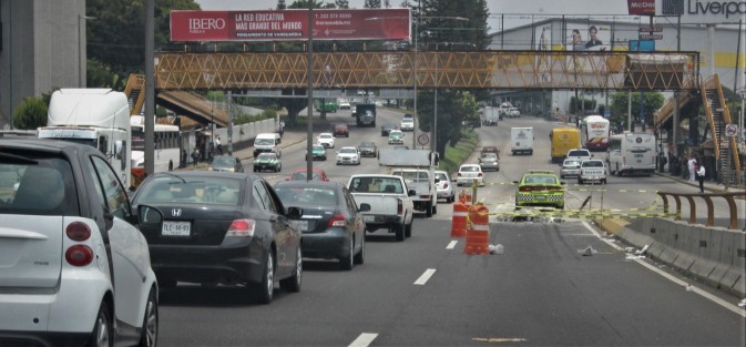 Obra en la salida del puente Bicentenario en la avenida Lázaro Cárdenas. 