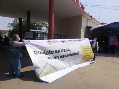 La Secretaría de Salud (SS), en coordinación con la de la Defensa Nacional (SEDENA) y ayuntamientos, recorre espacios públicos, tiendas, terminales de autobuses y calles, distribuyendo material informativo a la ciudadanía con el fin de reducir los contagios de COVID-19.