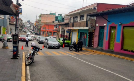 Con 20 puntos de control una vez más se cerró la vialidad en algunas calles del centro de Xalapa, tales como Xalapeños Ilustres, Enríquez, entre otras. En dichos puntos piden a quienes ingresan usar cubrebocas y sólo acudir si es necesario.