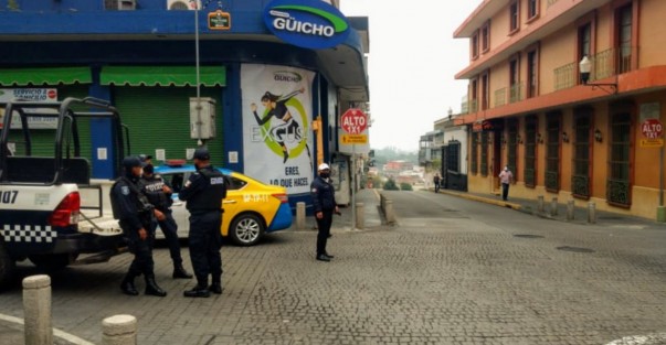 Con 20 puntos de control una vez más se cerró la vialidad en algunas calles del centro de Xalapa, tales como Xalapeños Ilustres, Enríquez, entre otras. En dichos puntos piden a quienes ingresan usar cubrebocas y sólo acudir si es necesario.