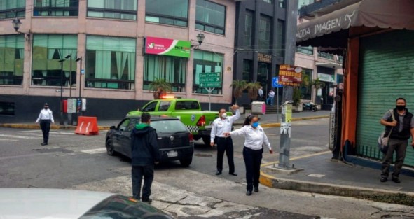 Con 20 puntos de control una vez más se cerro la vialidad en algunas calles del centro Xalapeños Ilustres, Enríquez, entre otras en dichos puntos piden a quienes ingresan al centro usar cubrebocas y sólo acudir si es nesecerio.