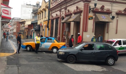 Con 20 puntos de control una vez más se cerro la vialidad en algunas calles del centro Xalapeños Ilustres, Enríquez, entre otras en dichos puntos piden a quienes ingresan al centro usar cubrebocas y sólo acudir si es nesecerio.