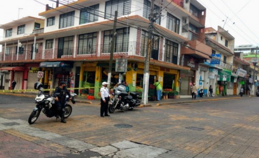 Con 20 puntos de control una vez más se cerro la vialidad en algunas calles del centro Xalapeños Ilustres, Enríquez, entre otras en dichos puntos piden a quienes ingresan al centro usar cubrebocas y sólo acudir si es nesecerio.