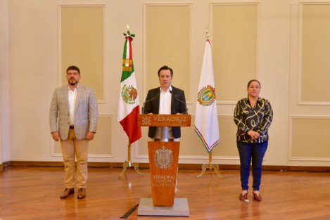  Los 2 millones 199 mil 954 de estudiantes de la entidad no perderán el Ciclo Escolar, confimó el gobernador Cuitláhuac García Jiménez, por lo que este viernes, junto con la Secretaría de Educación de Veracruz (SEV), anunciará la manera en que continuarán las clases desde casa y abordará lo referente al plan para reanudar actividades presenciales una vez que el ambiente sea seguro. 
